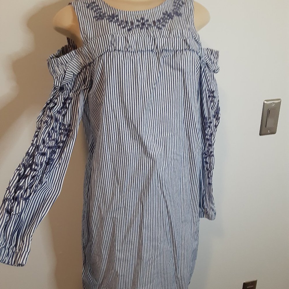 Fine Stripe Cupio Cold Shoulder Dress W Floral Applique